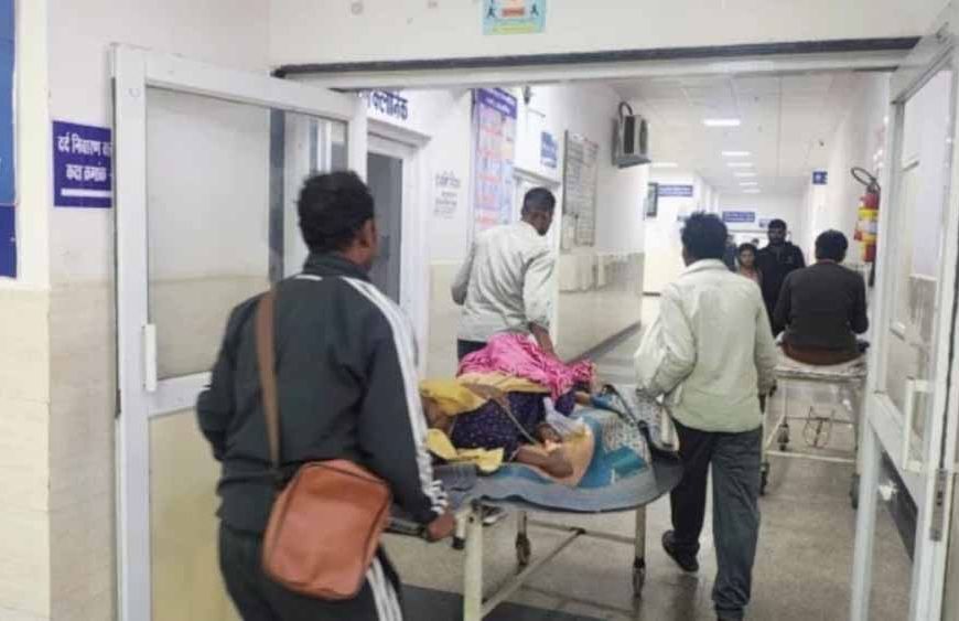 ग्वालियर अस्पताल में बदहाल व्यवस्था: 20 दिन से बंद लिफ्ट, मरीजों को सीढ़ियों से ले जाने की मजबूरी