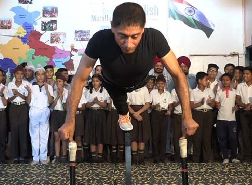 कपूरथला के विक्की ने बनाया वर्ल्ड रिकॉर्ड, लोहे की रॉड पर 40 सेकेंड में 64 पुश-अप्स कर तोड़ा अपना ही पुराना रिकॉर्ड