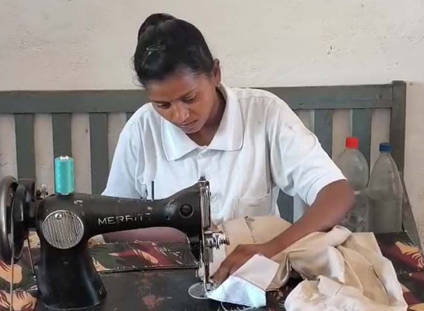 आत्मसमर्पित नक्सली डेढ़ महीने से सीख रहे सिलाई और ड्राइविंग, बालाघाट पुलिस की पहल से 14 परिवारों को मिली सरकारी नौकरी
