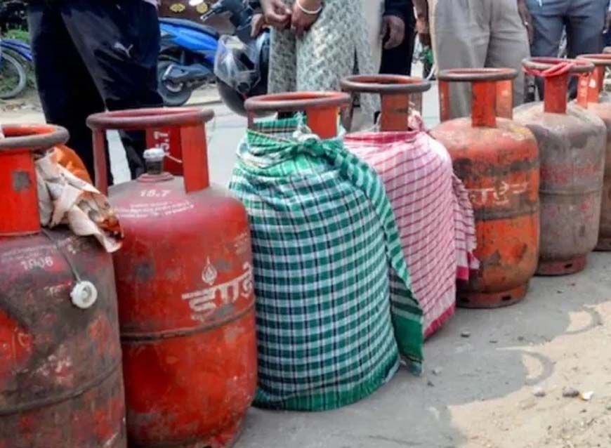 CG में LPG की किल्लत, एजेंसियों में लगी लंबी लाइनें; लोग बोले- "घंटों से तेज धूप में खड़े हैं", लकड़ी-कोयले की बढ़ी डिमांड
