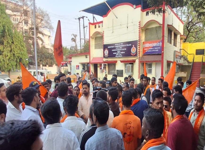 रायपुर में मुस्लिम वकील की विवादित टिप्पणी, लिखा- हिंदू इबादत क्या जानें, ये लोग काफिर, हिंदू संगठनों ने घेरा थाना, FIR दर्ज