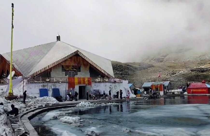 हेमकुंड साहिब के कपाट 23 मई को खुलेंगे, मंदिर परिसर में 5 फीट तक जमी बर्फ