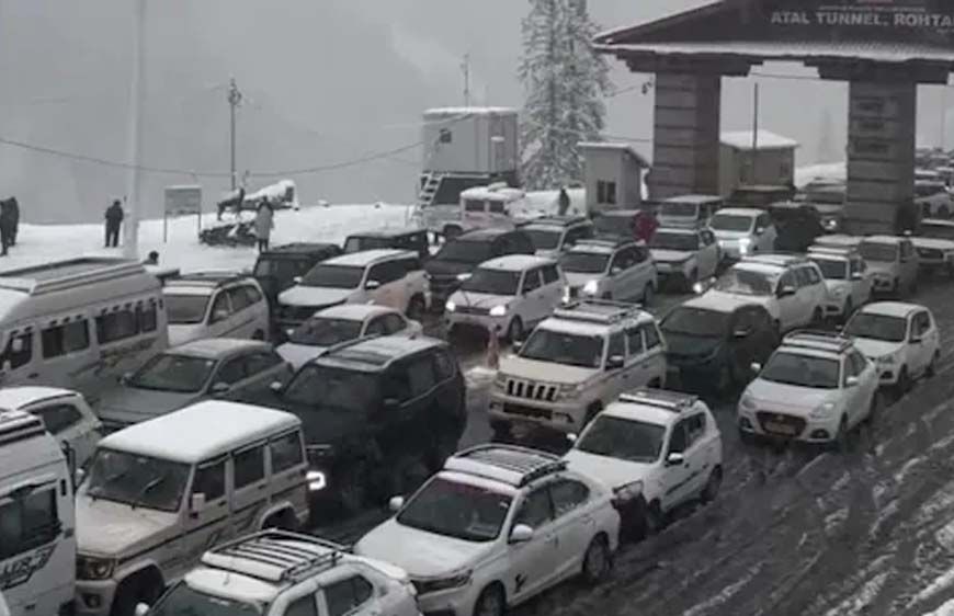 सावधान! बर्फबारी के कारण अटल टनल की ओर जाने वाले रास्ते बंद, IMD ने जारी किया अलर्ट