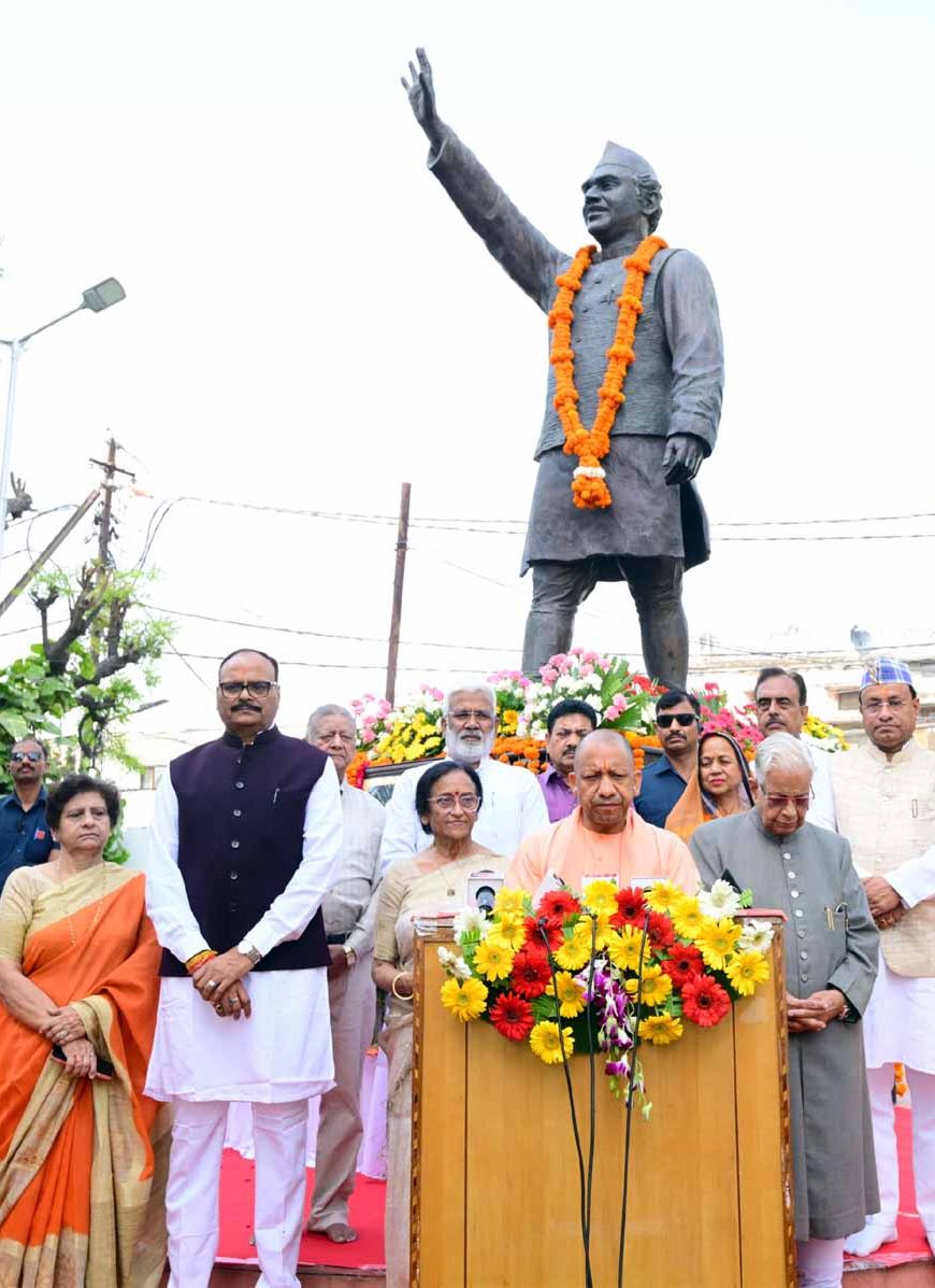 पूर्व सीएम हेमवती नंदन बहुगुणा की पुण्यतिथि पर श्रद्धांजलि सभा में शामिल हुए मुख्यमंत्री