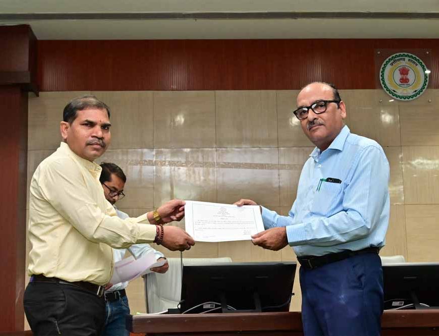 ई-ऑफिस में समयबद्ध कार्य करने और उपस्थिति में श्रेष्ठ प्रदर्शन करने वाले अधिकारी-कर्मचारियों को मुख्य सचिव ने किया सम्मानित