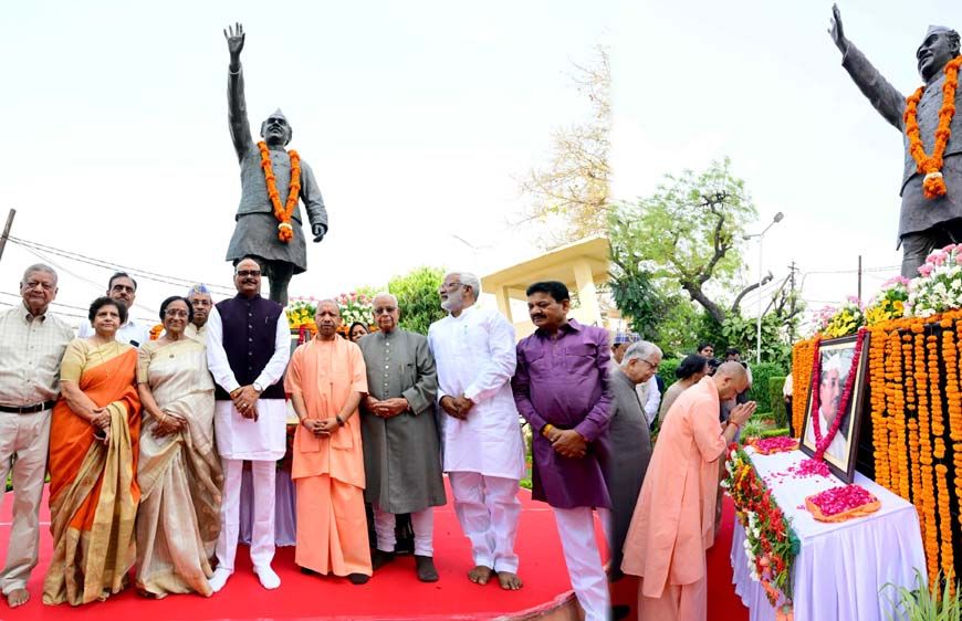 पूर्व सीएम हेमवती नंदन बहुगुणा की पुण्यतिथि पर श्रद्धांजलि सभा में शामिल हुए मुख्यमंत्री
