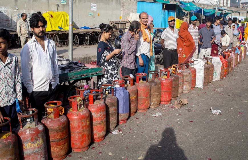एमपी में LPG संकट, 70% बढ़ी डिमांड; होटल-रेस्टोरेंट को 10% कमर्शियल सिलेंडर देने का आदेश लंबित