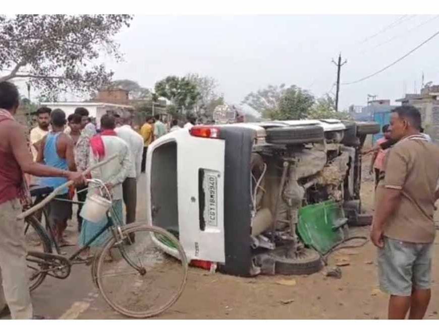 ट्रैक्टर से टकराई स्कूल वैन पलटने से 10 से ज्यादा बच्चे - टीचर घायल अस्पताल में इलाज जारी