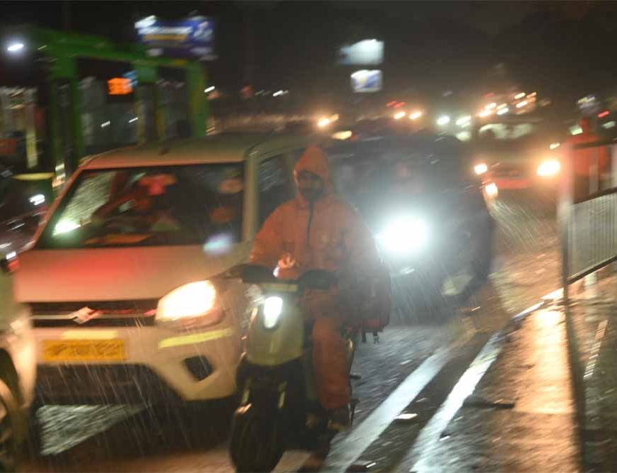 दिल्ली-NCR में बदला मौसम, तेज हवाओं और बारिश से थमी रफ्तार; रेवाड़ी में ओलावृष्टि
