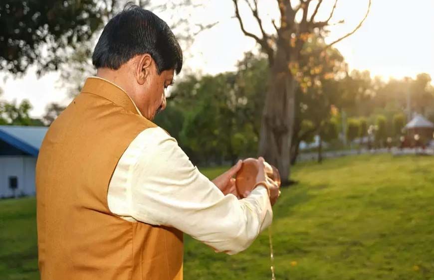 सीएम ने सूर्य को अर्घ्य अर्पित कर की दिन की शुरुआत, प्रदेशभर में मनाए गए भव्य आयोजन