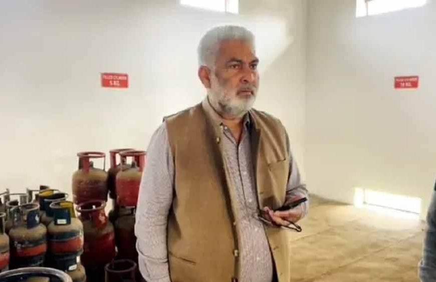 पठानकोट में गैस संकट पर एक्शन: मंत्री का छापा, एजेंसी पर कार्रवाई के आदेश