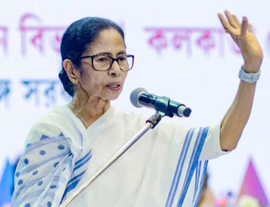 चुनाव आयोग पर ममता बनर्जी का बड़ा हमला, बोलीं- देश में अघोषित आपातकाल जैसे हालात