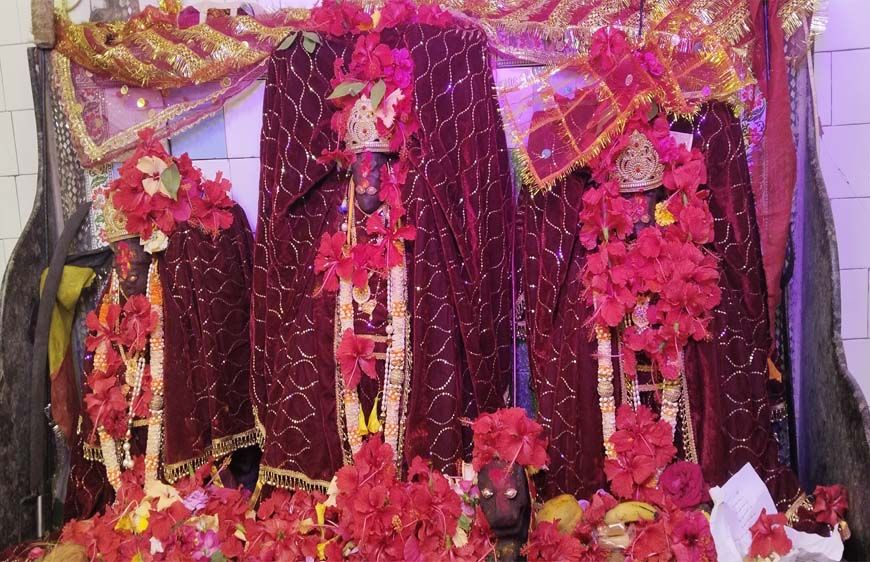 मां बिरासिनी धाम बिलासपुर में मातारानी के दर्शन के लिए दर्शनार्थियों की लगी भीड़