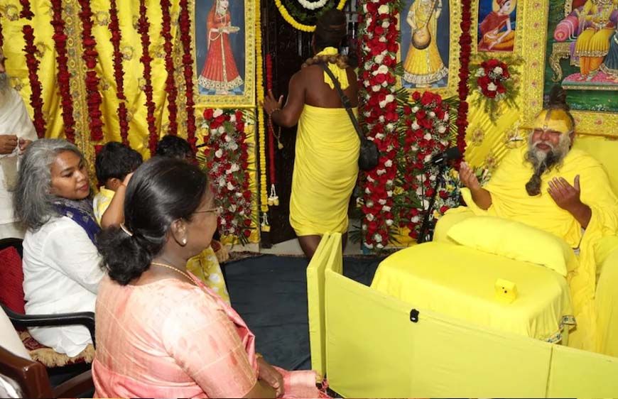 राष्ट्रपति द्रौपदी मुर्मू ने वृंदावन आश्रम में प्रेमानंद महाराज से की मुलाकात, राधे-राधे से हुआ स्वागत