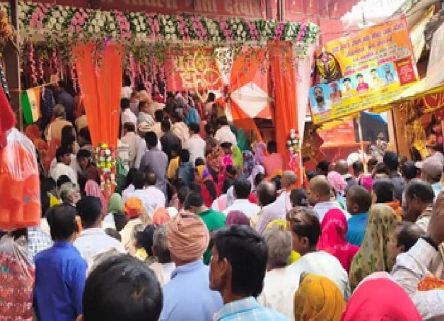 नवरात्रि पर यूपी के देवी मंदिरों में उमड़ा आस्था का सैलाब, लाखों श्रद्धालुओं ने किए दर्शन