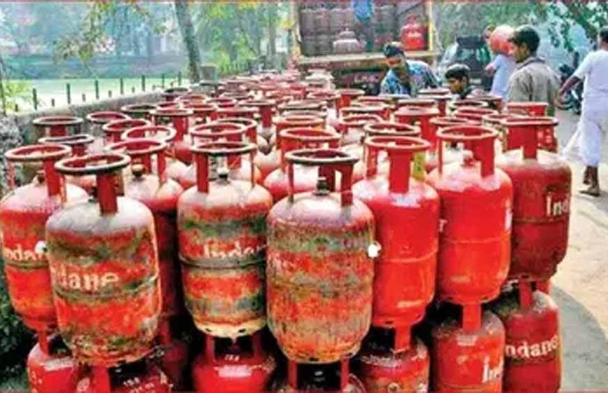 गैस एजेंसी पर छापा: जांच में गड़बड़ी उजागर, 961 भरे-खाली सिलेंडर जब्त
