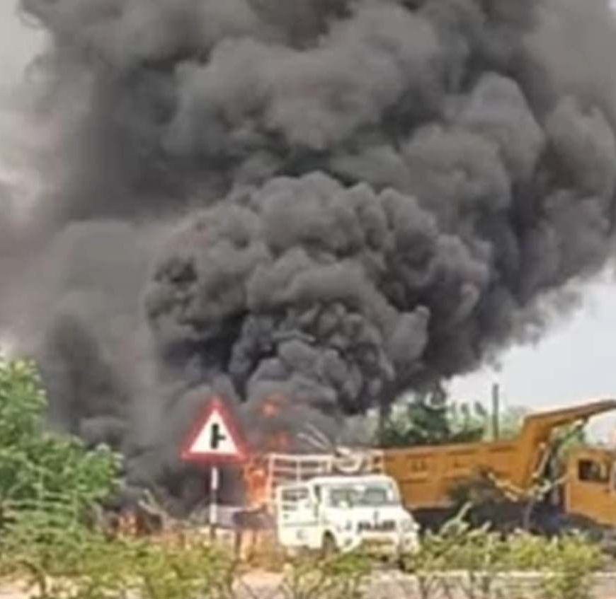 रायपुर में बड़ा हादसा: रोड मार्किंग मशीन में ब्लास्ट, आसमान में उठा धुएं का गुबार