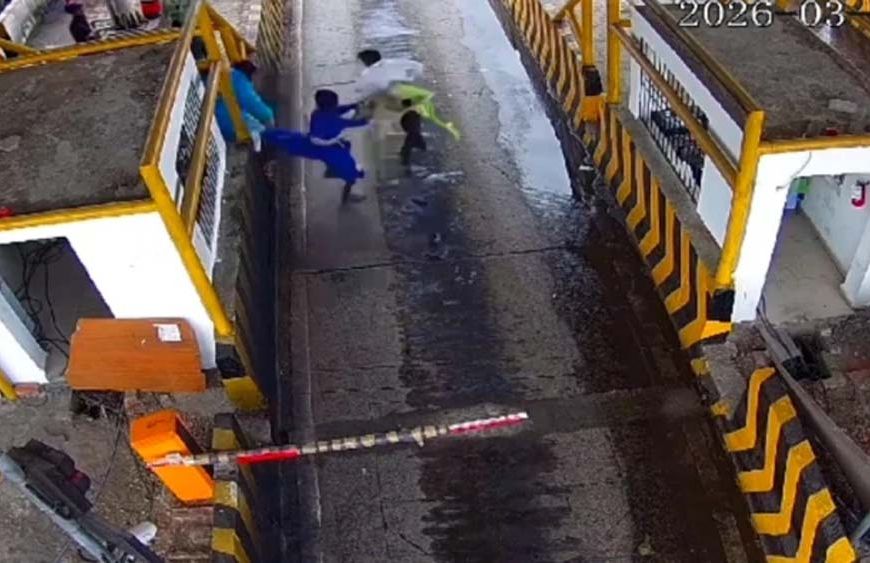 सिवनी NH-44 पर बवाल: गाड़ी रोकने पर निहंग सिखों ने टोलकर्मियों को तलवार की मूठ और डंडों से पीटा