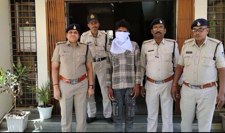 डेढ़ माह में भी नहीं उड़ा पाए चोरी का माल: नाबालिग साथी संग आरोपी धराया, तेल-घी और नकदी बरामद