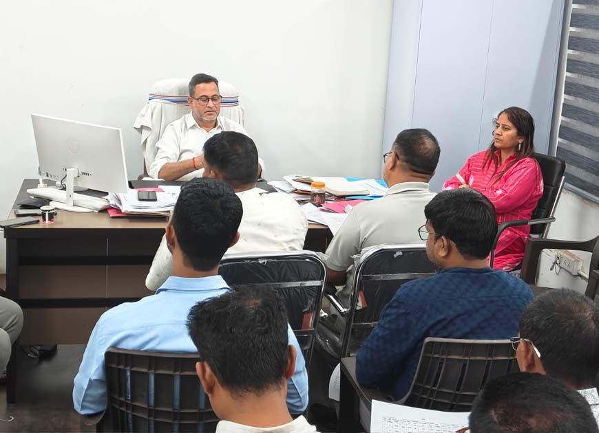 नगर निगम अपर आयुक्त विनोद पाण्डेय ने जोन 8 में राजस्व वसूली की गहन समीक्षा की