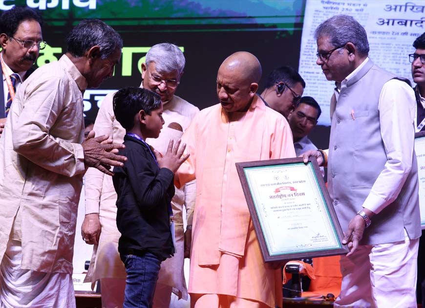 मुख्यमंत्री ने वीर बच्चों को किया सम्मानित