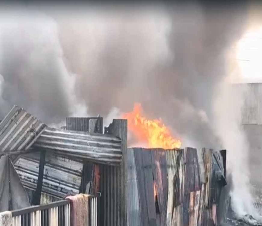 इंदौर में भीषण आग: स्क्रैप गोदाम से उठा धुएं का गुबार, कई किमी दूर तक दिखा असर