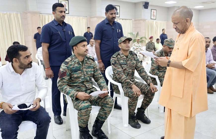 सैनिकों से सीएम योगी ने कहा- 'बेफिक्र होकर देशसेवा कीजिए, आपके परिवार की सुरक्षा हमारी जिम्मेदारी