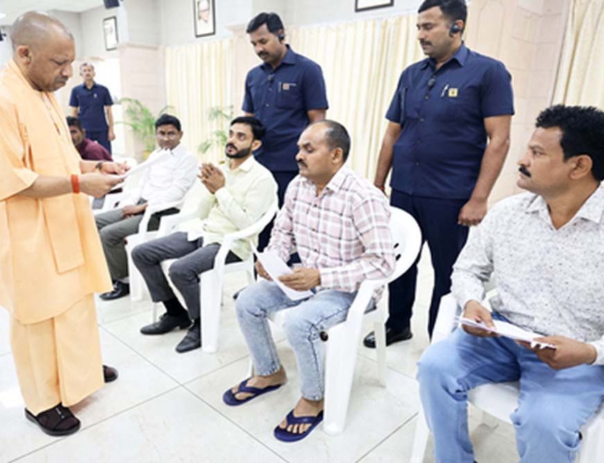 देशसेवा करें निडर होकर, परिवार की जिम्मेदारी हमारी: सीएम योगी का भरोसा