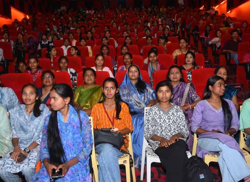 मंत्री  लक्ष्मी राजवाड़े ने 600 छात्राओं को दिखाई द केरल स्टोरी 2