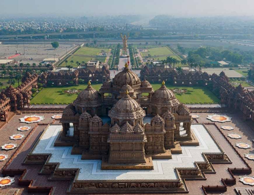 अक्षरधाम में इतिहास रचने की तैयारी: 26 मार्च को ‘एक पैर’ पर खड़ी दुनिया की सबसे ऊंची प्रतिमा का लोकार्पण