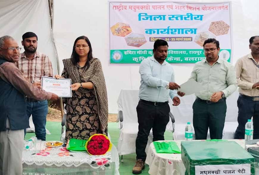 मधुमक्खी पालन से किसानों की आय में 20 से 25 प्रतिशत तक वृद्धि संभव