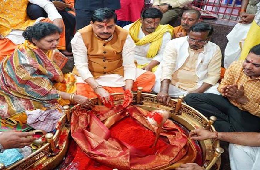 मुख्यमंत्री डॉ. यादव ने सपत्नीक अंगारेश्वर महादेव का पूजन-दर्शन कर अभिषेक किया