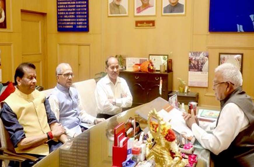 राज्यपाल पटेल से राज्य वित्त आयोग के अध्यक्ष पवैया ने सौजन्य भेंट की