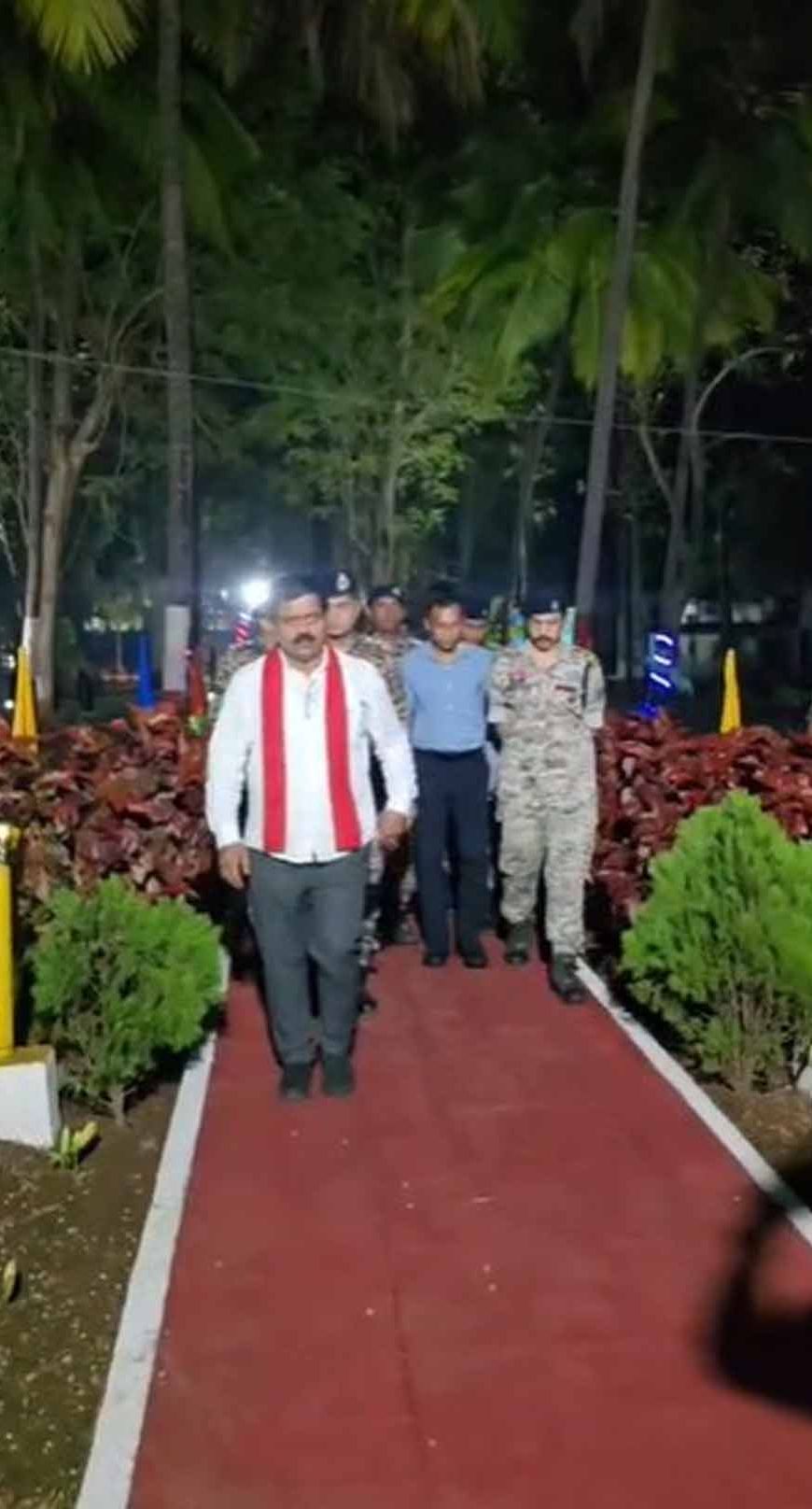 रात में बस्तर के CRPF कैंप पहुंचे गृहमंत्री विजय शर्मा, जोखिम भरे सड़क सफर के बीच किया दौरा