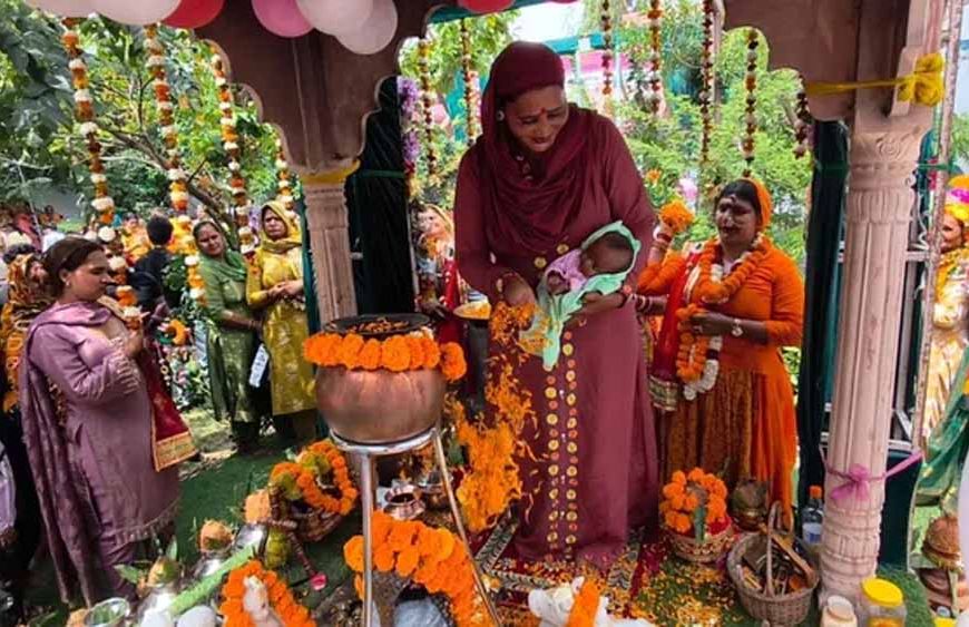 भिवानी में किन्नर बच्चे का जन्मोत्सव: कुआं पूजन में महंतों का आशीर्वाद, अनोखी पहल