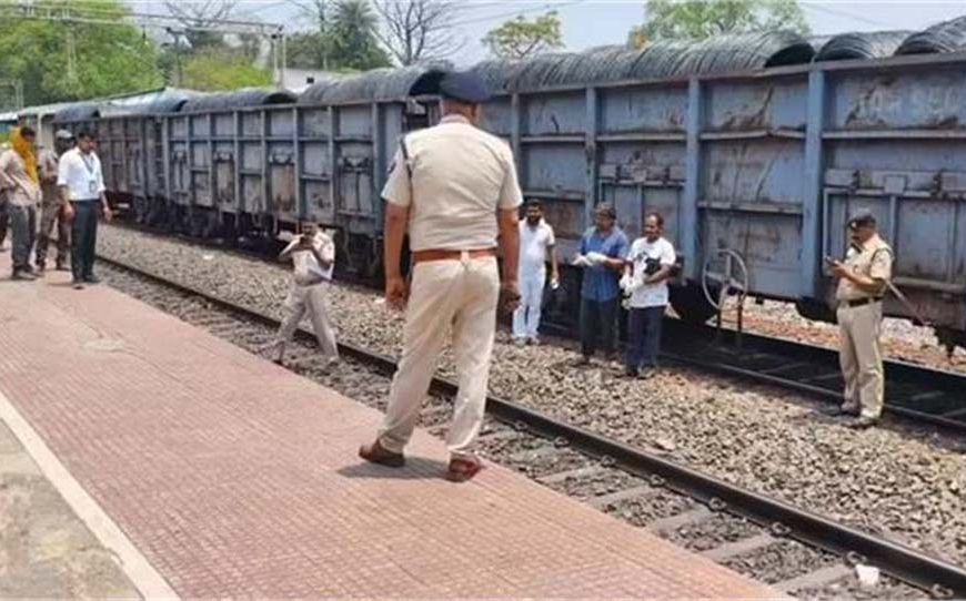 ड्यूटी के दौरान ट्रेन मैनेजर की मौत, गोमो स्टेशन पर गिरे; ओवरटाइम पर सवाल