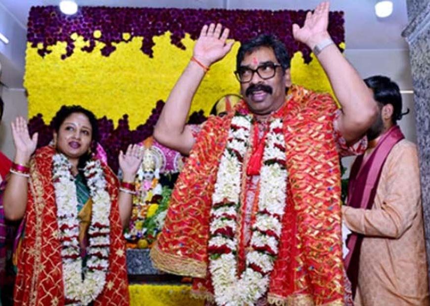 तपोवन मंदिर में सीएम हेमन्त सोरेन ने पत्नी संग की पूजा, राज्य की समृद्धि की कामना