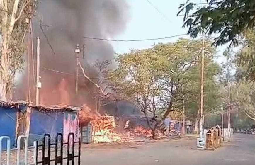 बलौदा बाजार में बंदरों की उछल-कूद से हादसा: ट्रांसफार्मर में शॉर्ट सर्किट, दुकानें जलकर खाक