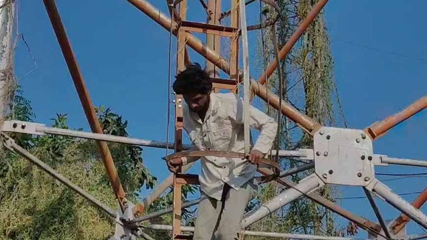 खंडवा में हाईवोल्टेज ड्रामा: पत्नी को बुलाने की जिद में 300 फीट टावर पर चढ़ा पति, पुलिस के छूटे पसीने
