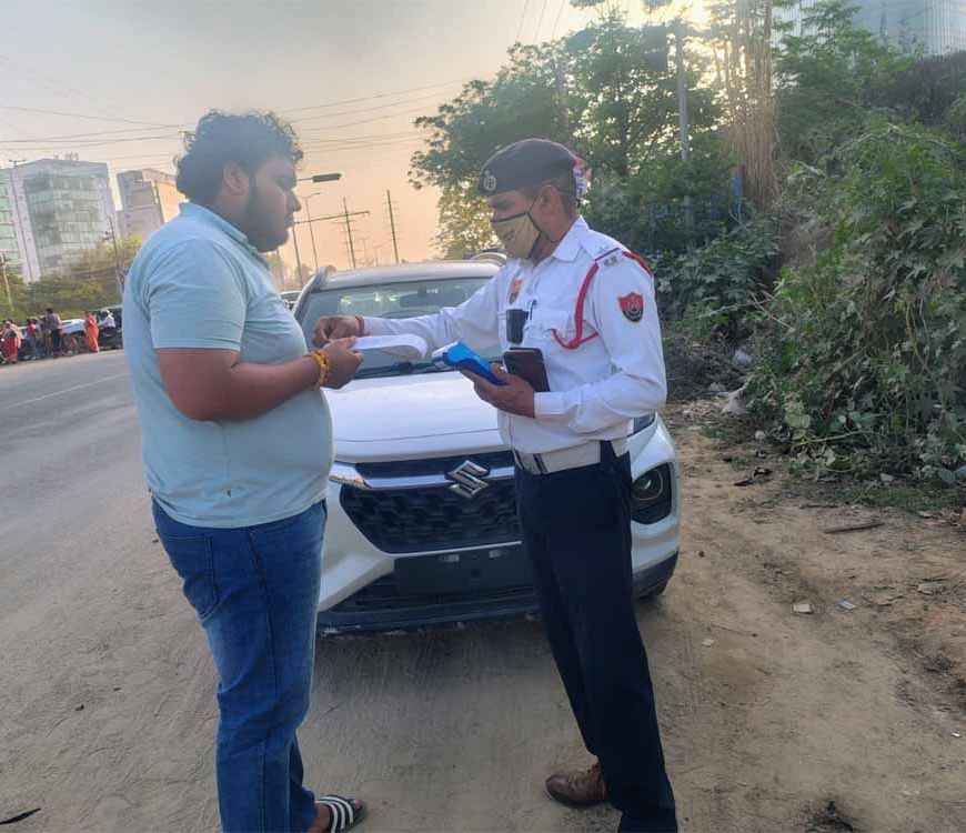 गुड़गांव में 26 दिन में 7657 चालान, फिर भी सड़कों पर दौड़ रहे बिना नंबर वाले वाहन