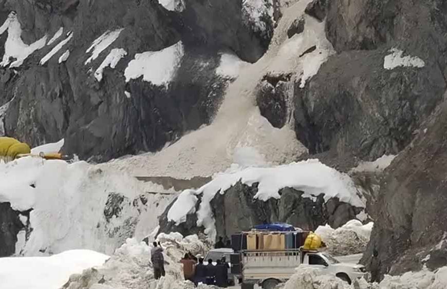 श्रीनगर-लेह हाईवे पर बर्फीला कहर: एवलांच में 6 की मौत, रेस्क्यू ऑपरेशन जारी