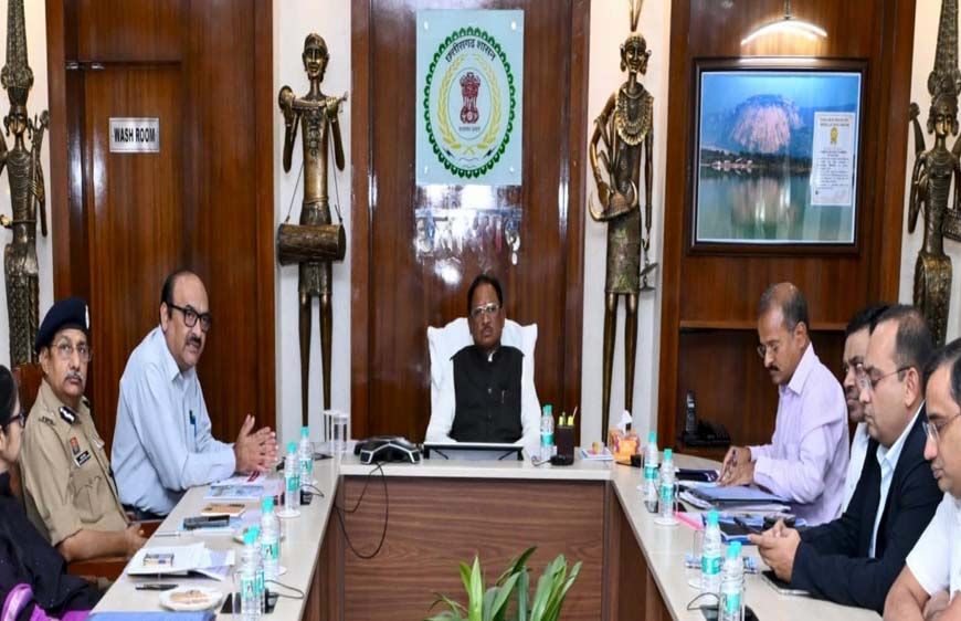 मुख्यमंत्री विष्णु देव साय कमिश्नर, आईजी और जिला कलेक्टरों के साथ वीडियो कॉन्फ्रेंसिंग के माध्यम से कर रहे हैं बड़ी बैठक