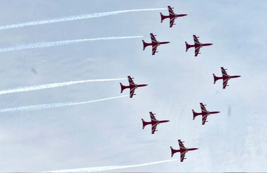 चंडीगढ़ एयर-शो के दूसरे दिन सूर्यकिरन टीम ने बनाया डायमंड-Y फॉर्मेशन, पंजाब और हरियाणा CM भी पहुंचे