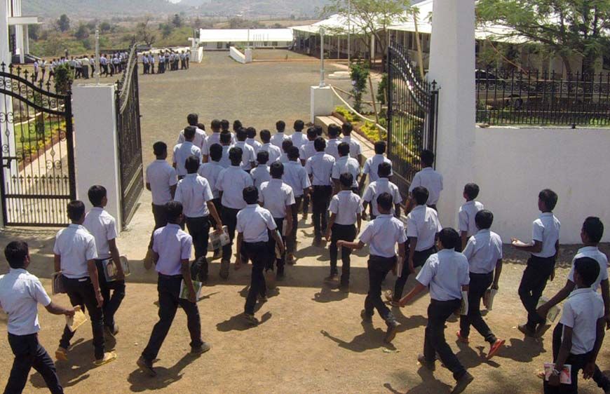 सांदीपनि स्कूल के रिजल्ट से मचा भूचाल, 332 में से 245 छात्र फेल, प्रिंसिपल को जारी नोटिस