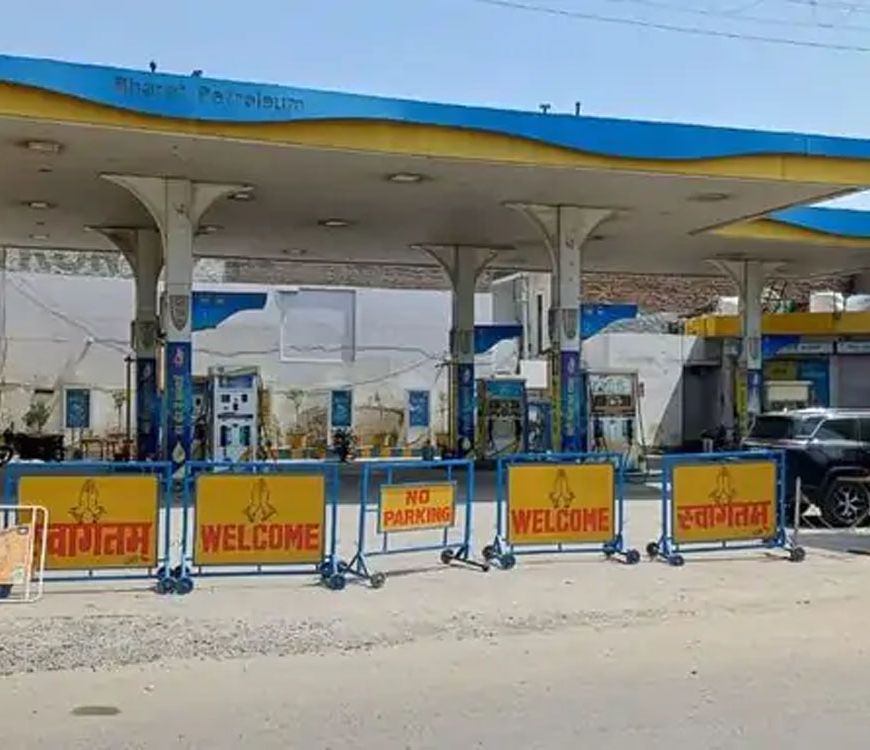 हरियाणा में गहराया ईंधन संकट, नारनौल और कुरुक्षेत्र में सिलेंडर के लिए सड़क जाम, पंपों पर लगी लंबी कतारें