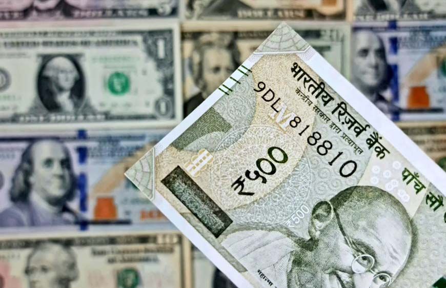 रुपये की ऐतिहासिक गिरावट से पंजाब के छात्रों पर बढ़ा आर्थिक बोझ, विदेश में पढ़ाई का सपना हुआ महंगा