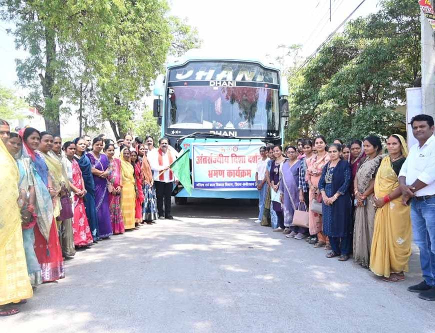 उपमुख्यमंत्री ने अंतर्राज्यीय भ्रमण के लिए दीदियों की बस को हरी झंडी दिखाकर किया रवाना
