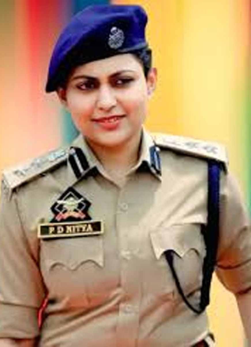 IPS पीडी नित्या का सादगी भरा अंदाज: रेड कारपेट ठुकराकर जमीन पर खड़े होकर लिया गार्ड ऑफ ऑनर
