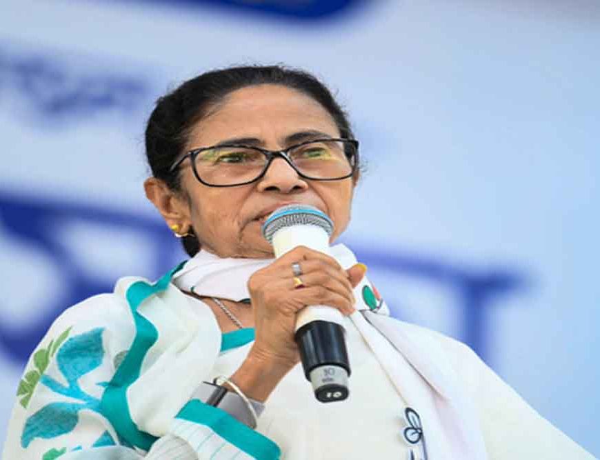 ममता बनर्जी का चुनाव आयोग पर हमला, IAS-IPS तबादलों पर उठाए सवाल