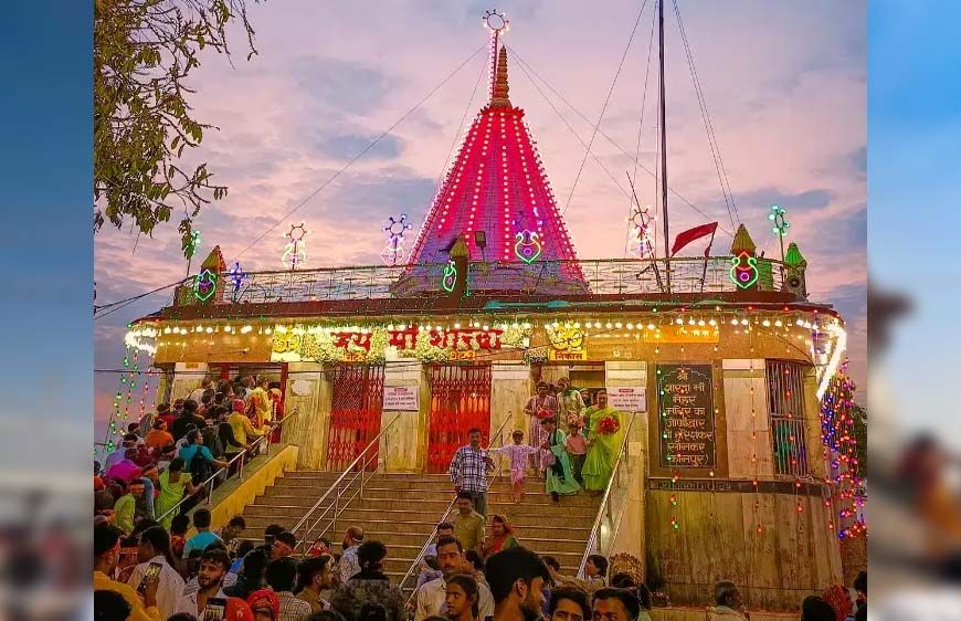 मां शारदा मंदिर मैहर में 9 दिनों में 10 लाख से ज्यादा भक्तों ने किए दर्शन, चौथे दिन रही सबसे ज्यादा भीड़
